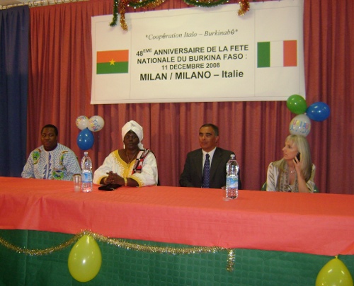 Son Excellence Sophie SOW Ambassadeur du Burkina Faso en Italie au présidium avec le Maire de Pioltello et le représentant de l’UABI (Union des Associations Burkinabé en Italie)