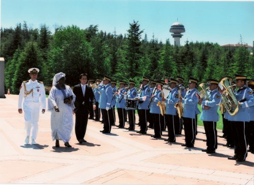 Revue de troupes par le Président Abdullah GUL et l'Ambassadeur Sophie SOW